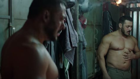 salman khan looking in mirror to his fat body sultan movie